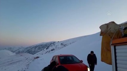 Bayburt'ta karda mahsur kalan 4 kişi kurtarıldı