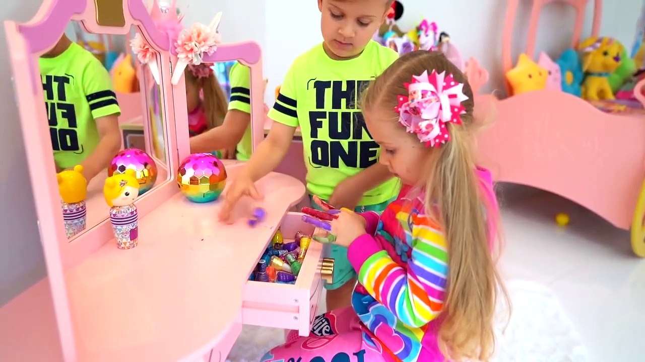 Diana pretends to be a toddler, Roma as a nanny - video Dailymotion
