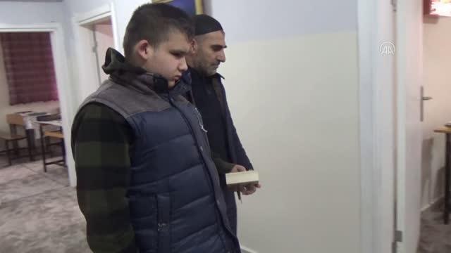 Görme engelliler Braille alfabesiyle Kur'an-ı Kerim öğreniyor