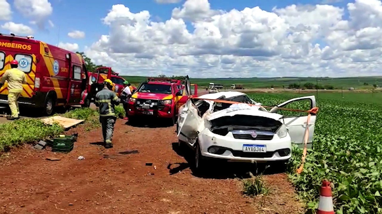 Carro fica destruído após capotar na rodovia BR-467, em Cascavel