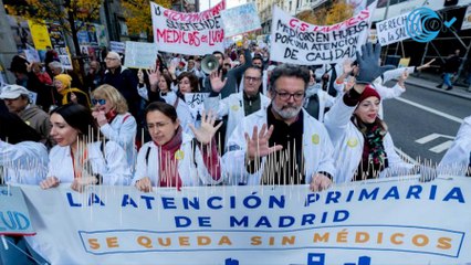 Ayuso alcanza un acuerdo con los médicos huelguistas para suspender los paros de forma temporal