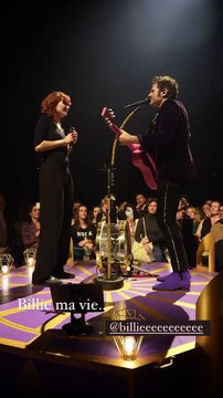 Billie Chedid sur scène au concert de Matthieu Chedid le 21 décembre 2022 au Zénith de Paris.