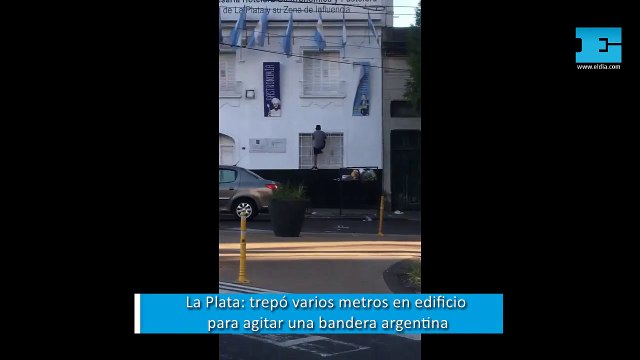 La Plata: trepó varios metros en edificio para agitar una bandera argentina