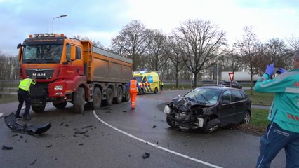 Automobilist gewond na botsing met vrachtwagen