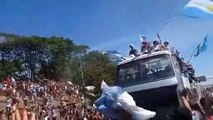 Un supporteur tente de sauter dans le bus des joueurs argentins depuis un pont et se rate