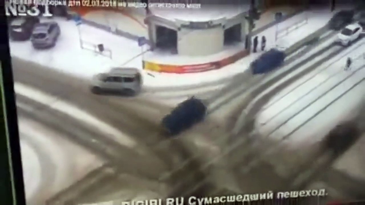 Un gars ivre se balade sur la route et a beaucoup de chance