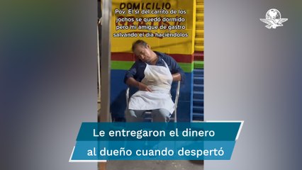 ¡Qué acomedidos!, despachan carrito de hotdogs mientras el vendedor duerme