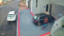 Homem atira pedra em carro, na direção de cachorro que estava dentro, e furta JBL