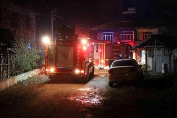 Alevlere teslim olan çatıyı söndürmeye çalışırken üzerine moloz düştü