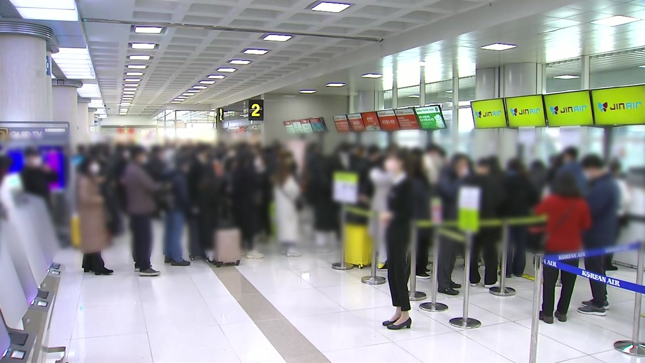 제주공항 이틀째 항공편 무더기 결항 예상 / YTN