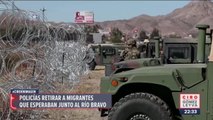 Policías de Ciudad Juárez retiran a migrantes que dormían cerca del Río Bravo