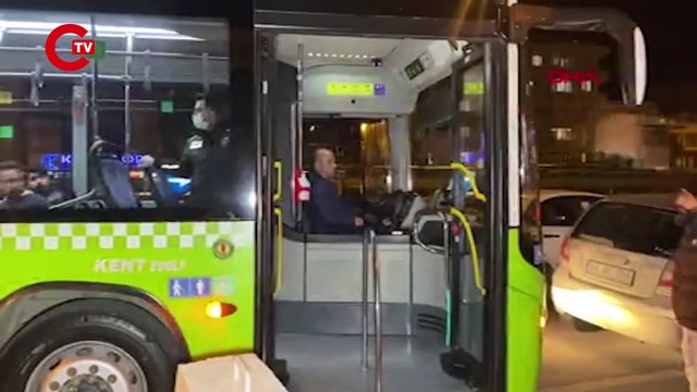 TEM'de durdurulan TIR'ın dorsesinden kaçak göçmenler çıktı