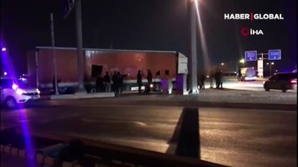 TEM yolu gişelerinde durdurulan TIR'ın dorsesinden, yığınla kaçak göçmen çıktı