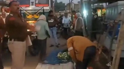 धौहनी:रोड पर फैला हुआ है अतिक्रमण,आए दिन लगता है जाम,लोगों को आती है भारी समस्या