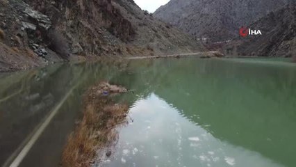 Nişanlı çift tanıştıkları köyün sular altında kalmasını izledi