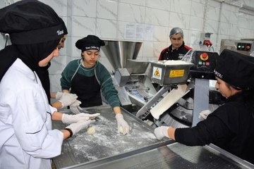 Bilecik'te meslek lisesi öğrencileri günde 10 bin ekmek üretiyor