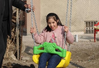 Down sendromlu Ayşe'nin salıncak hayali gerçek oldu