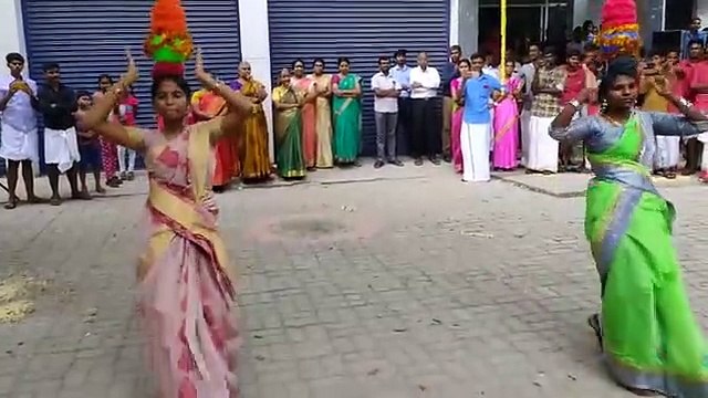 தலையில் கரகம் ஏந்தி சேலையில் கரகாட்டம் ஆடி அசத்திய கல்லூரி மாணவிகள்