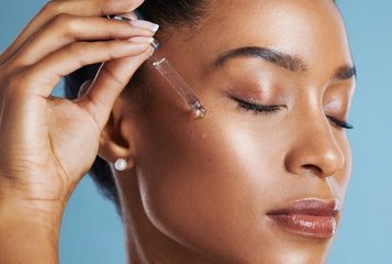 Ce soin hautement concentré en rétinol lisse les rides et raffermit les traits