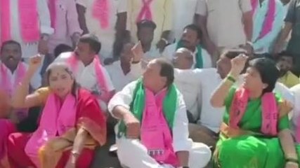 నిర్మల్: బీఆర్ఎస్ నాయకులతో బైఠాయించిన మంత్రి అల్లోల