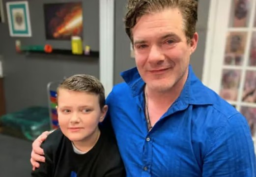 Ce papa se fait tatouer pour aider son fils à assumer sa tâche de naissance