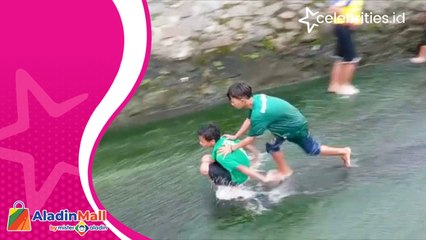 Asyiknya Berlibur Memanfaatkan Saluran Air, Bisa Seluncuran di Areal Persawahan Kaki Gunung Penanggungan