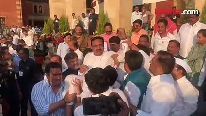 विधीमंडळात महापालिका कर्मचारी जाळ्या घेऊन धावले