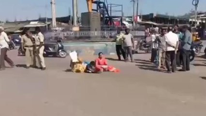 బెల్లంపల్లి: తల్లితో కలిసి నడిరోడ్డుపై బైఠాయింపు.. కారణమిదే..!