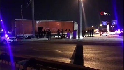 Bir tır dolusu kaçak, dorsenin brandalarını delip kaçmak üzereyken yakalandı