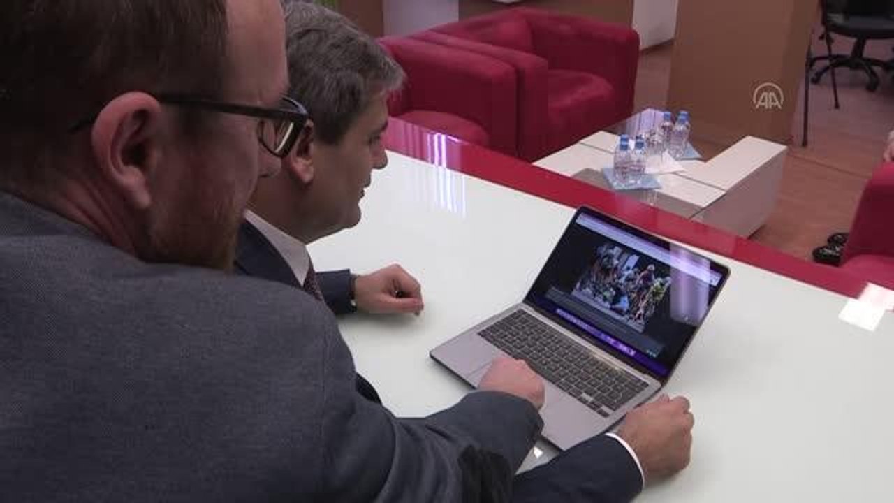 SARAYBOSNA - Karadağ Başbakan Yardımcısı İbrahimoviç, AA'nın "Yılın Fotoğrafları" oylamasına katıldı