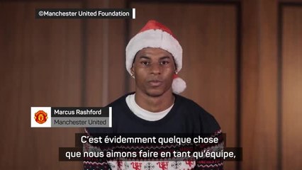 Manchester United - Les joueurs, joueuses et staff réunis pour distribuer des cadeaux dans un hôpital pour enfants