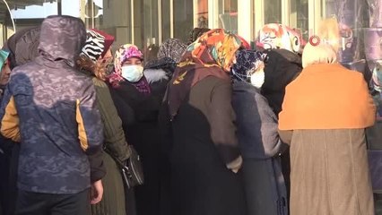 Video herunterladen: Havada uçuşan halıları kapmak için birbirleriyle kavga ettiler