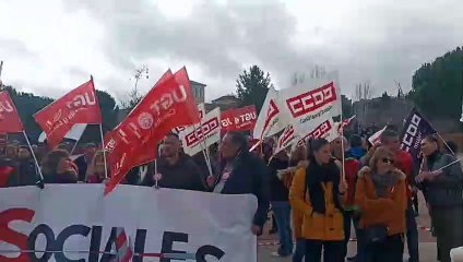 Un millar de sindicalistas rodean el Parlamento de Castilla y León, que aprueba los primeros presupuestos de PP y Vox