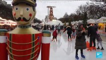 La magie de Noël s'invite à Paris et les touristes affluent