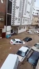 مكة تشهد أمطارًا غزيرة صباح اليوم أدت لجرف المركبات في حي العتيبية