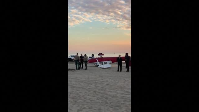Se estrella una avioneta en una playa de California