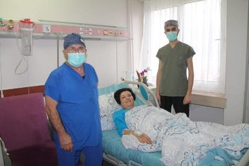 KARIN AĞRISIYLA HASTANEYE GİTTİ, KARNINDAN 8 KİLOLUK KİTLE ÇIKTI
