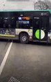 Un bus de la RATP roule à contresens sur le périphérique parisien