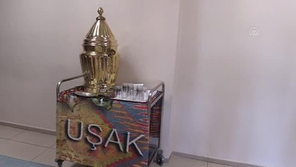 Uşak Valiliğinde ziyaretçilere tarhana ikram ediliyor