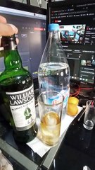 preparando un jaibol con whisky y agua mineral de manantial peñafiel receta de cocina bebida relajante