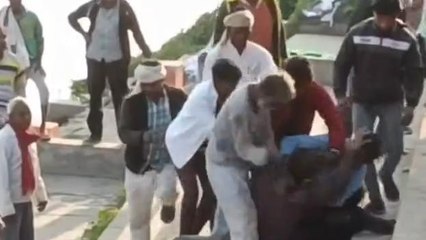 शव जलाने के दौरान मारपीट, जमकर चले लात घूसे, वीडियो वायरल