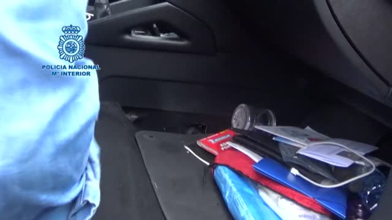 Dos detenidos que transportaban cuatro kilos de heroína escondidos bajo los asientos de un coche