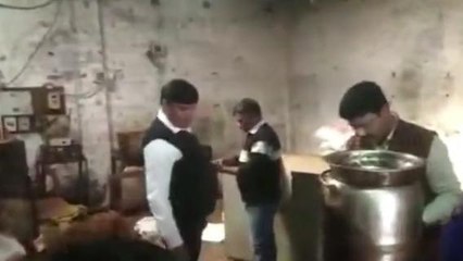 अयोध्या: खाद्य विभाग ने मारा छापा, दुकानदारों में मचा हड़कम्प, कई प्रोडक्ट किए गये सीज