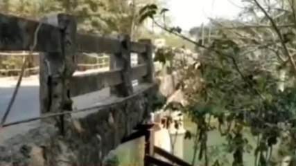 বিপদজনক সেতুর উপর দিয়ে ভারী গাড়ি চলাচল বন্ধ হয়নি