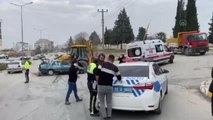 İş makinasıyla çarpışan otomobildeki 2 kişi yaralandı