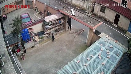 Un garçon de 4 ans ramasse une échelle pour aider sa grand-mère suspendue dans le vide