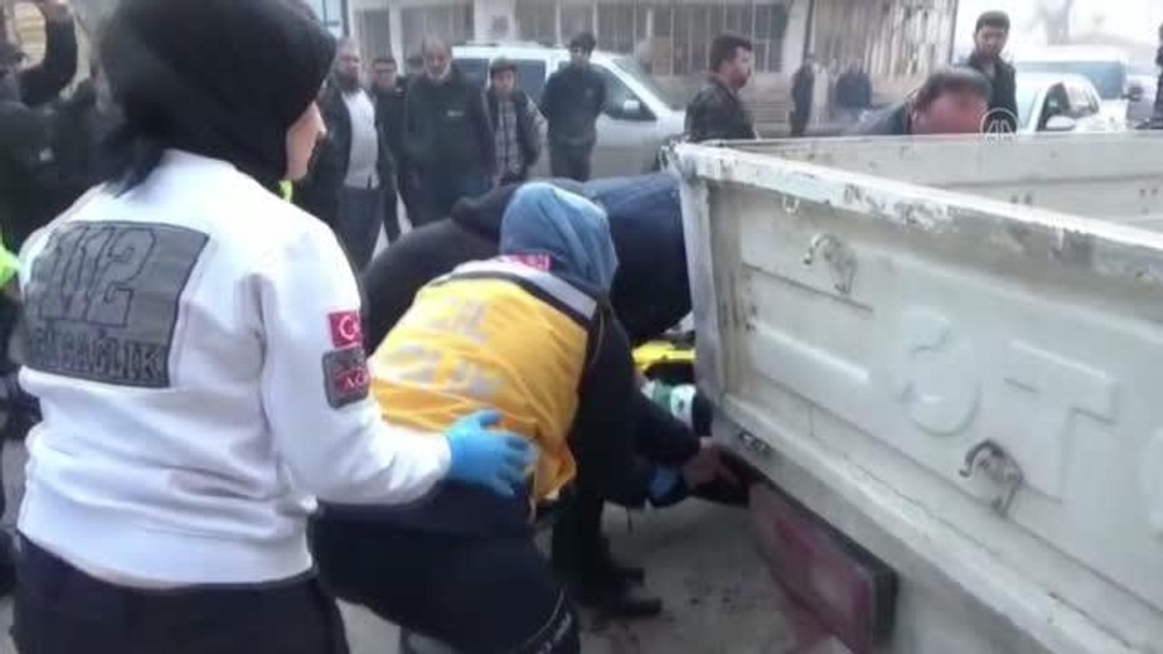 İnegöl'de park halindeki kamyonetin altına savrulan motosikletin sürücüsü yaralandı