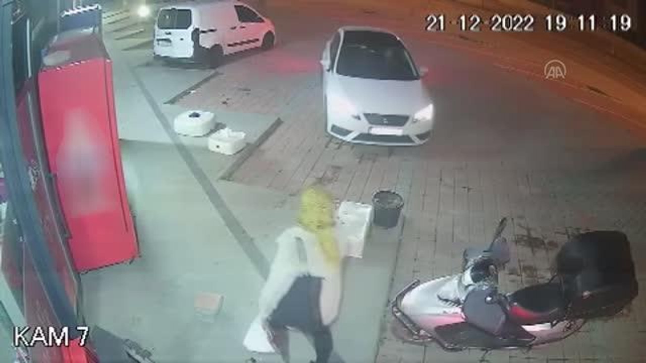 Bahçeşehir'de alışveriş için markete giren sürücünün aracı çalındı