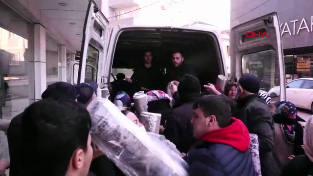 Bedava halı için kavga edip birbirlerini ezdiler