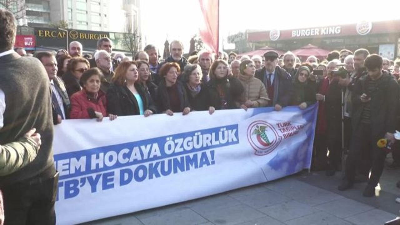 Sağlık Meslek Örgütleri ve Sendikalar, Fincancı Davası Sonrası Adliye Önünde Açıklama Yaptı: "Susmuyoruz, Korkmuyoruz ve Birilerine İnat, Hiçbir Yere...